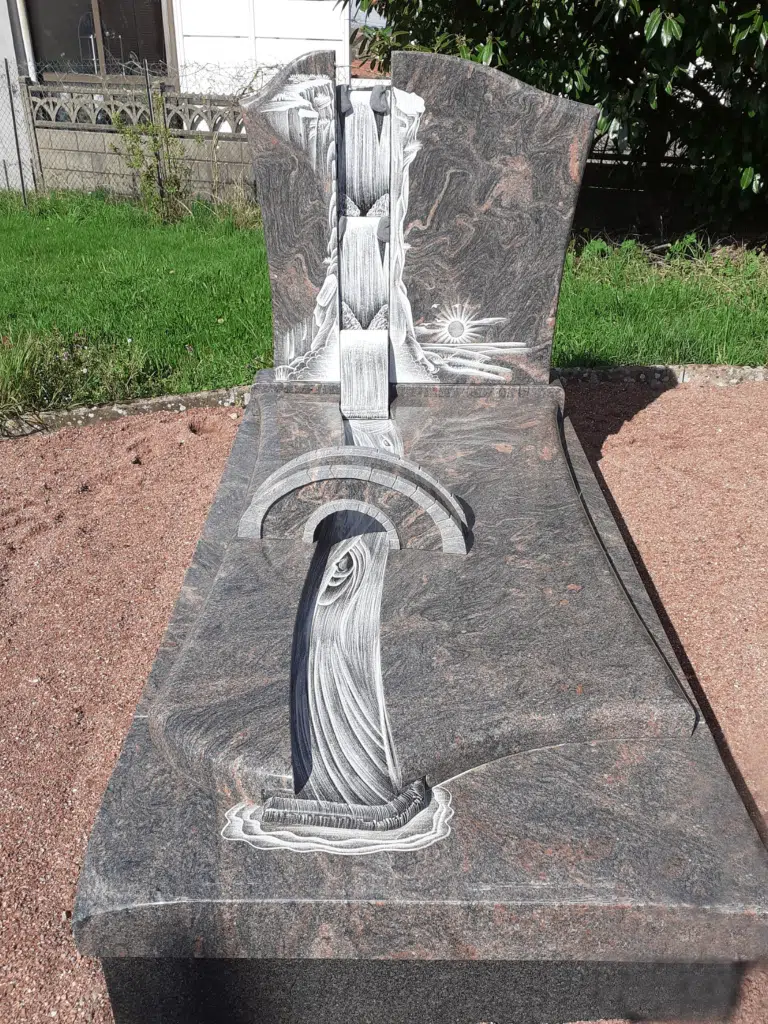 Grand monument funéraire en granit poli avec gravure de paysage et pont 3D.