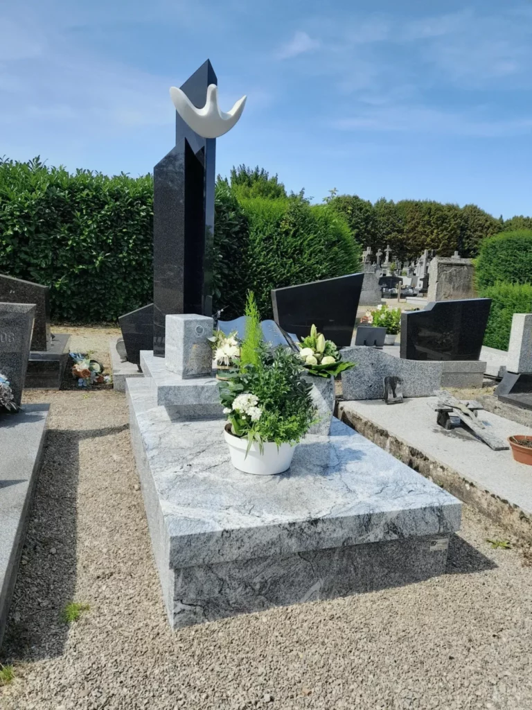 Monument funéraire design granit Viscont White poli avec sculpture colombe.