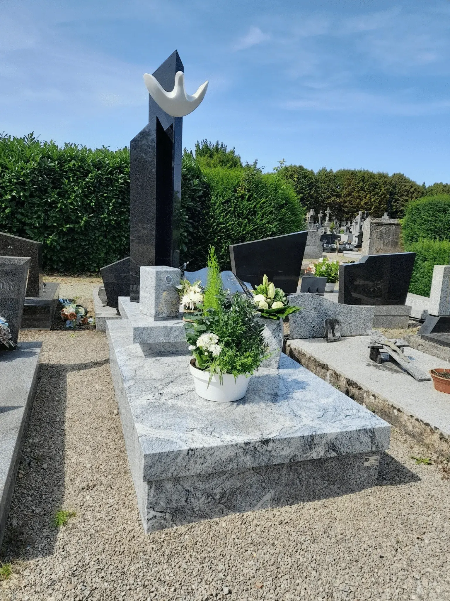 Monument funéraire design granit Viscont White poli avec sculpture colombe.
