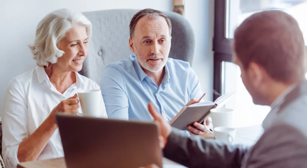 Conseiller funéraire présentant un contrat d'assurance prévoyance obsèques.